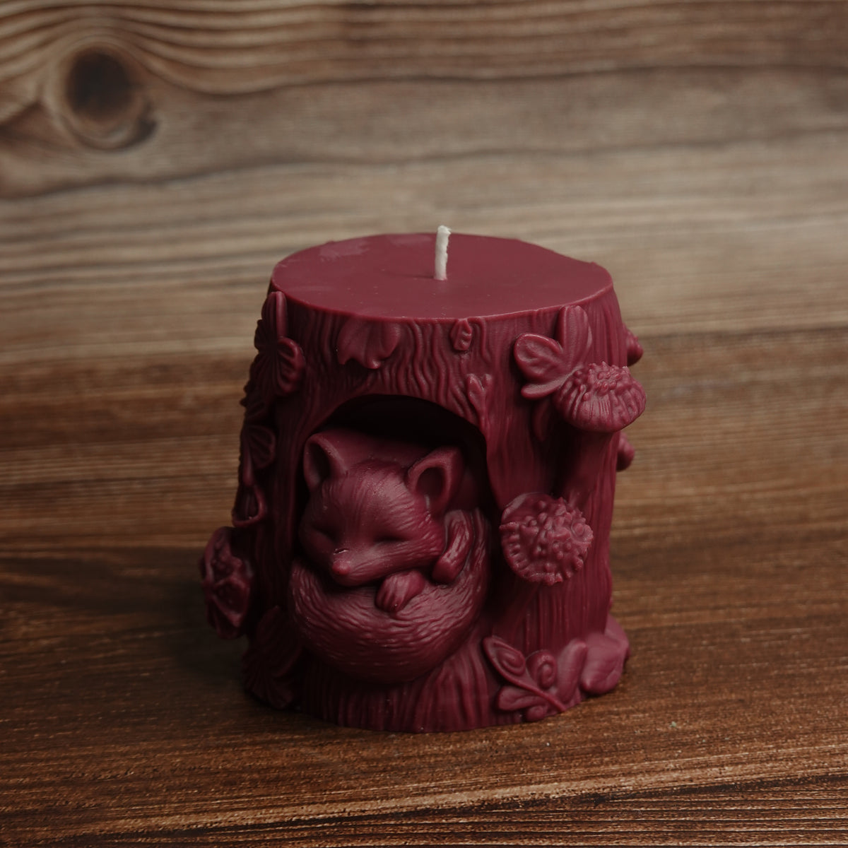 Sleeping fox tree hollow candle burgundy